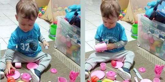 Menino brincando com um jogo de culinária dentro de casa