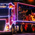 Caminhões iluminados da Coca-Cola passam por Campinas