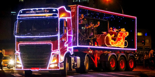 Caminhões iluminados da Coca-Cola passam por Campinas