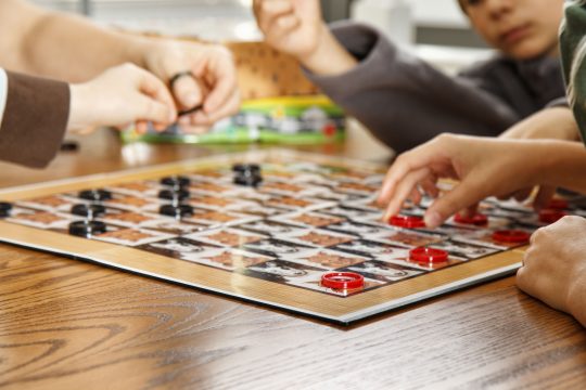 Jogo de tabuleiro em família